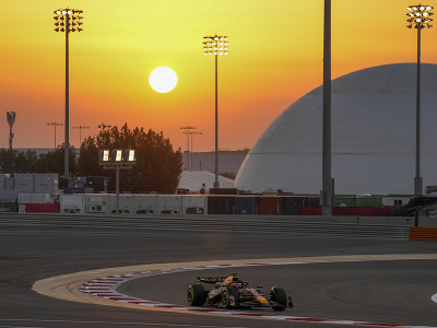 Max Verstappen počas predsezónnych pretekov v Bahrajne