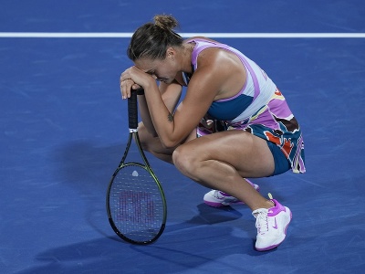 Bieloruská tgenistka Arina Sabalenková reaguje počas zápasu proti Češke Barbore Krejčíkovej vo štvrťfinále dvojhry na turnaji WTA v Dubaji.