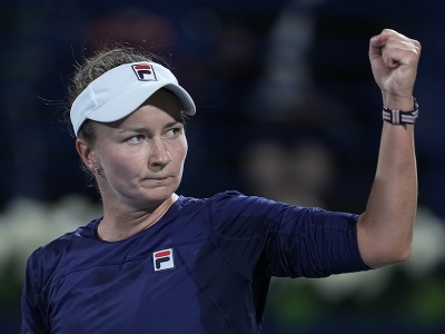 Česká tenistka Barbora Krejčíková sa teší po víťazstve nad Bieloruskou Arinou Sabalenkovou