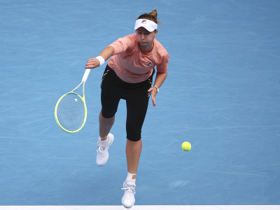 Česká tenistka Barbora Krejčíková podáva na Rusku Mirru Andrejevovú v osemfinále ženskej dvojhry na grandslamovom turnaji Australian Open v Melbourne