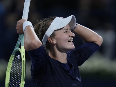 Česká tenistka Barbora Krejčíková oslavuje po jej výhre nad Poľkou Igou Swiatekovou