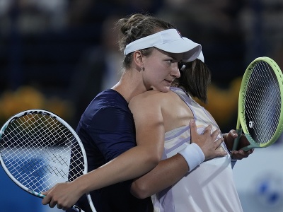 Česká tenistka Barbora Krejčíková (vľavo) sa objíma s porazenou Poľkou Igou Swiatekovou