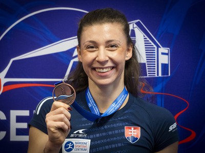 Športová gymnastka Barbora Mokošová pózuje s bronzovou medailou