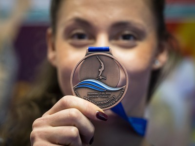 Športová gymnastka Barbora Mokošová pózuje s bronzovou medailou