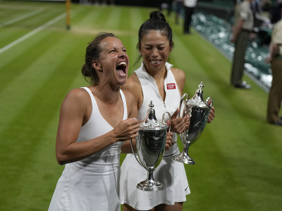 Barbora Strýcová a jej parťáčka Sie Šu-wej sa tešia zo zisku trofeje na Wimbledone