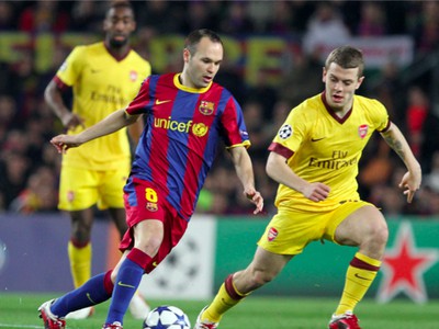 Andreas Iniesta v súboji Wilsherom