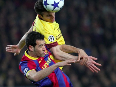Sergio Busquets a Robin Van Persie v hlavičkovom súboji