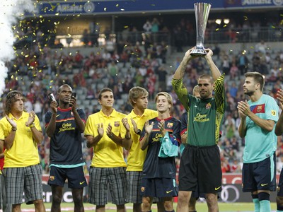 Victor Valdes s trofejou
