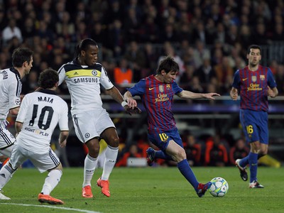 Messi obkľúčený trojicou Lampard, Mata a Drogba