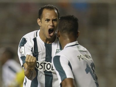 Alejandro Guerra a Jonathan Copete oslavujú gól Atl. Nacional