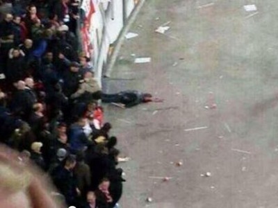 Fanúšik Barcelony spadol z desiatich metrov, podľa pôvodných správ mal zomrieť
