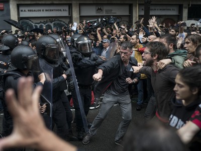 Nepokoje si vynútili zásahy policajtov v barcelonských uliciach