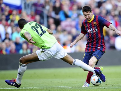 Ilustračné foto: Jordan Loties a Lionel Messi v súboji