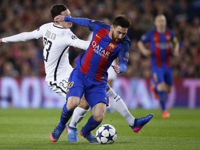 Lionel Messi a Julian Draxler v súboji o loptu 