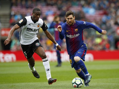 Hráč Barcelony Lionel Messi v súboji o loptu