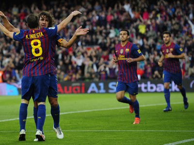 Iniesta a Puyol sa radujú z gólu