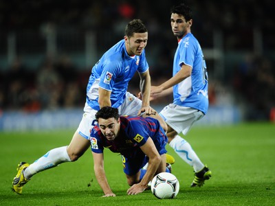 Xavi v zovretí hráčov Osasuny
