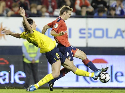 Zlatan Ibrahimovič bojuje o loptu s Ignaciom Monrealom
