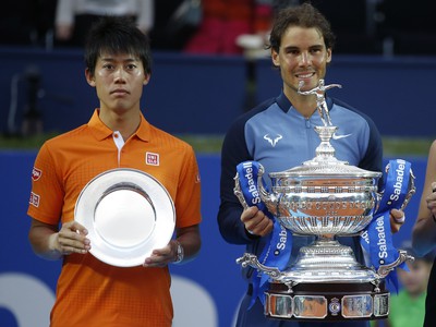 Kei Nišikori a Rafael Nadal so svojimi trofejami