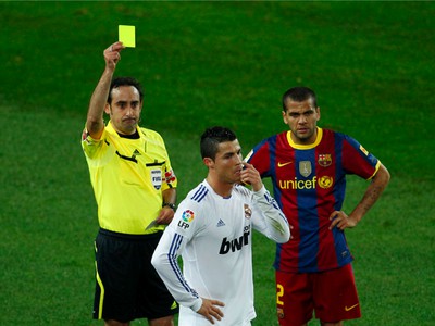 El Clásico: Ronaldo po strčení Guardiolu dostáva žltú kartu, sleduje to Dani Alves