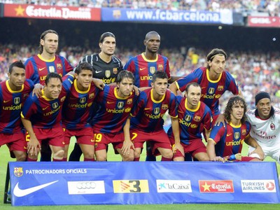 Hráči Barcelony a Ronaldinho v drese AC