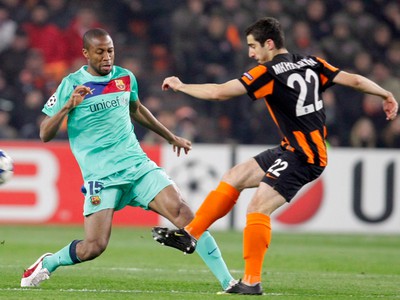Seydou Keita a Henrik Mkhitaryan v súboji