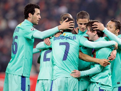 Radosť hráčov Barcelony po góle Messiho