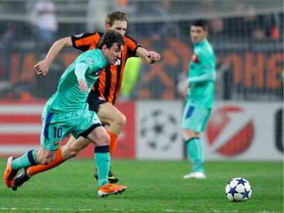 Lionel Messi v súboji s Mykola Ishchenkom