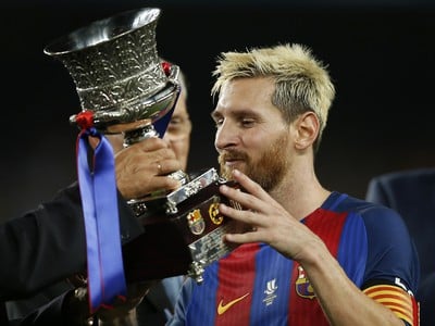Lionel Messi sa teší zo Superpohára