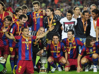 Hráči Barcelony s trofejou