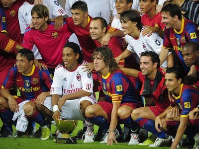 Hráči Barcelony sa tešia z trofeje spolu s Ronaldinhom
