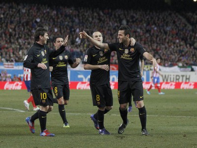 Barcelončania oslavujú gól
