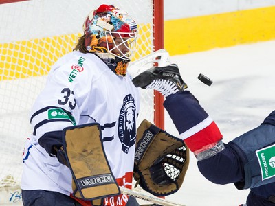 Kanadský brankár Barry Brust ešte v drese Medveščaku v KHL