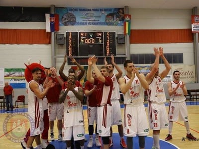 Víťazné oslavy basketbalistov Komárna