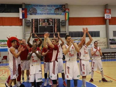 Víťazné oslavy basketbalistov Komárna