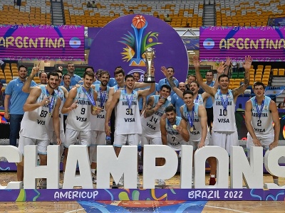 Basketbalisti Argentíny oslavujú triumf