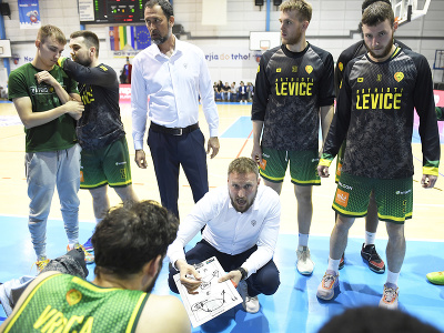 Basketbalisti Levíc, uprostred dole