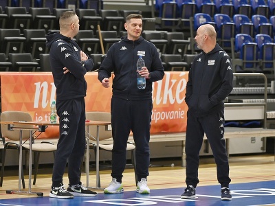 Zľava hlavný tréner slovenskej ženskej basketbalovej reprezentácie Juraj Suja, asistenti Peter Jankovič a Miloslav Michálik