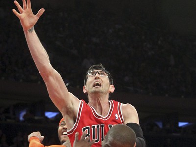 Kirk Hinrich Knicks (hore) proti newyorkskému Raymondovi Feltonovi