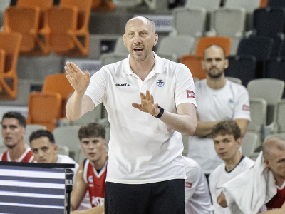Tréner rakúskych basketbalistov Chris O'Shea počas prípravného zápasu 