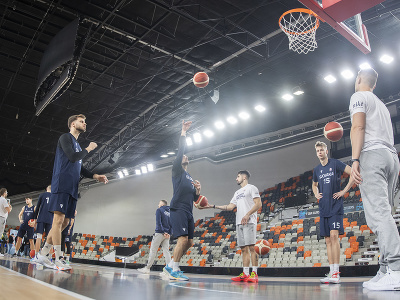 Na snímke slovenskí reprezentanti v basketbale počas tréningu pred prvým zápasom kvalifikácie ME 2025 proti Belgicku