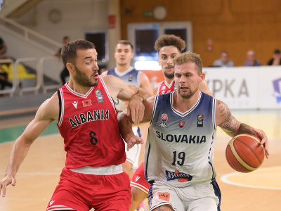 Juljan Hamati (Albánsko) a Jakub Mokráň (Slovensko) v zápase I-skupiny tretej fázy predkvalifikácie ME 2025 v basketbale mužov medzi Slovenskom a Albánskom