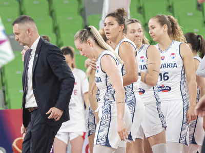 Na snímke tréner Slovenska Juraj Suja (vľavo) a jeho zverenkyne reagujú po prehre 67:89 v úvodom zápase základnej D-skupiny Slovensko - Maďarsko na ME v basketbale žien v slovinskej Ľubľane