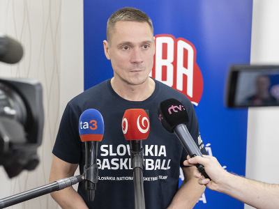Na snímke tréner slovenskej basketbalovej reprezentácie žien Martin Pospíšil počas brífingu pred zápasmi kvalifikácie ME 2025 s Tureckom a Rumunskom 