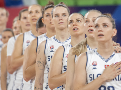 Na snímke slovenské basketbalistky počas hymny pred zápasom základnej D-skupiny Slovensko - Maďarsko