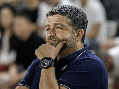 Tréner slovenských basketbalistov Oliver Vidin počas prípravného zápasu