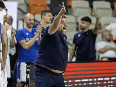 Tréner slovenských basketbalistov Oliver Vidin počas prípravného zápasu