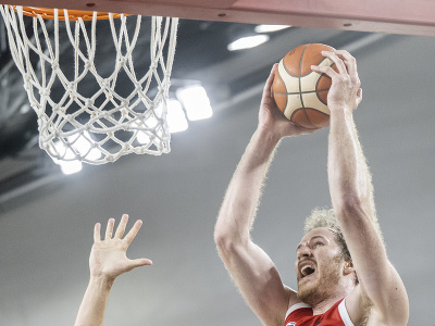Zľava Maroš Zelizňák (Slovensko) a Jakob Pöltl (Rakúsko) počas prípravného zápasu