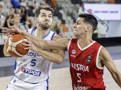 Zľava Matej Majerčák (Slovensko) a Bogic Vujoševič (Rakúsko) počas prípravného zápasu 