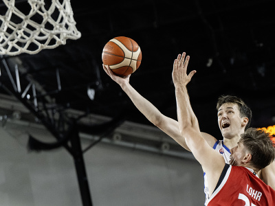 Zľava Timotej Malovec (Slovensko) a Jakob Löhr (Rakúsko) počas prípravného zápasu 